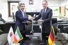 Ali Rasoolian, Deputy Minister at the Ministry of Industry, Mine and Trade of the Islamic Republic of Iran (on the left), and Hans-Udo Muzel, German Ambassador in Iran, signed the Joint Declaration.