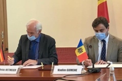 Dr. Heinz Hetmeier (links) und Vadim Gumene bei der Unterzeichnung im moldauischen Wirtschaftsministerium in Chisinau.