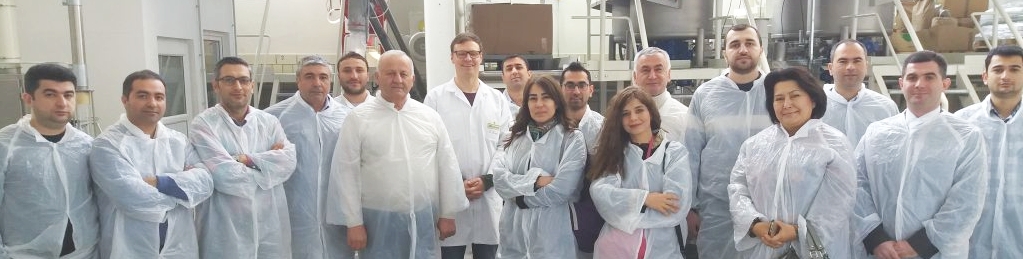 Der erste Tag des Frühlingsmonats März ließ sich in Dresden extrem kalt an: Temperaturen um die minus 12 Grad, ein eisiger Wind. In aller Frühe begaben sich die 16 aserbaidschanischen Landwirtschaftsunternehmer in den Bus, der sie verhältnismäßig warm an die Orte bringen sollte, an denen sie an diesem Tag deutsche Unternehmen und Institutionen besuchen sollten.