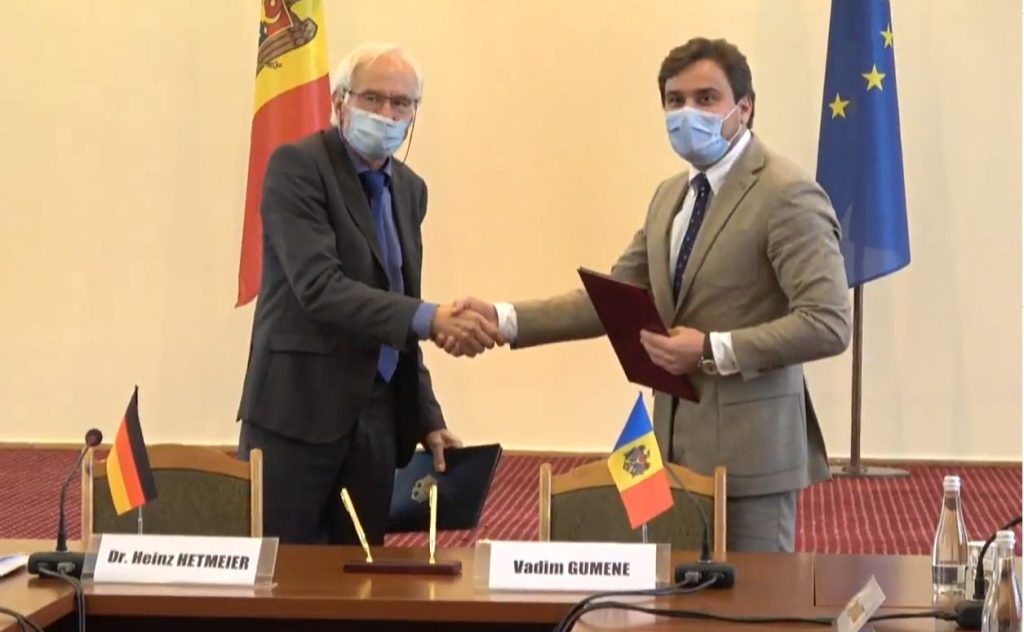 Dr Heinz Hetmeier (left) and Vadim Gumene at the signing in the Moldovan Ministry of Economy in Chisinau.
